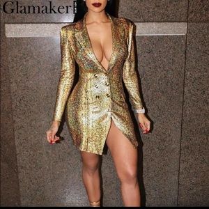 I’m selling this dress/blazer never worn, size L. Super elegant and sexy.